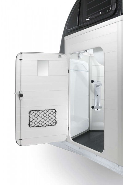 Abschließbare Sattelkammer mit Sattel- und Trensenhaltern, Futtertrögen, Spiegel und Staunetz, Innenbeleuchtung, Schaufel und Besen